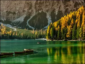 Drzewa, Łodzie, Jezioro Pragser Wildsee, Włochy, Las, Góry