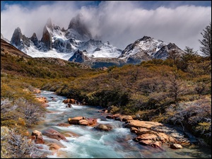 Argentyna, Szczyt Fitz Roy, Patagonia, Roślinność, Chmury, Rzeka, Kamienie, Góry Andy, Drzewa