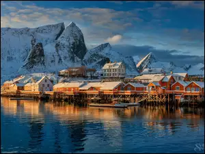 Lofoty, Wyspa Moskenesoya, Zima, Norwegia, Chmury, Domy Góry, Wioska Reine