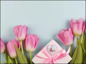 Tulipany ułożone przy prezencie