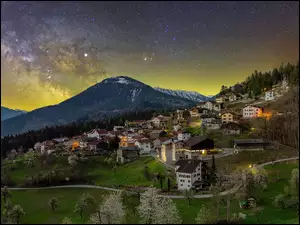 Gwiazdy i droga mleczna nad Trins w Szwajcarii