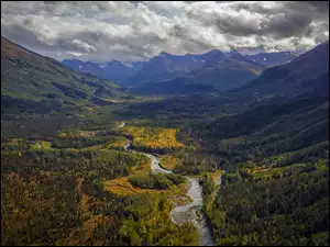 Kręta rzeka w dolinie zalesionych gór na Alasce