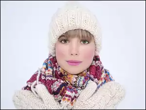 Dziewczyna z czapka zimowa i rękawiczki
