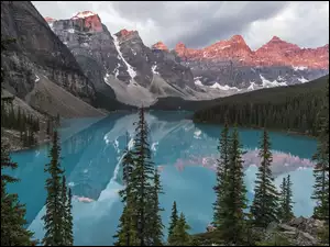 Kanada, Prowincja Alberta, Góry, Park Narodowy Banff, Świerki, Drzewa, Jezioro Moraine