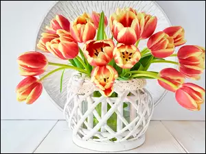 Tulipany w ażurowym wazonie