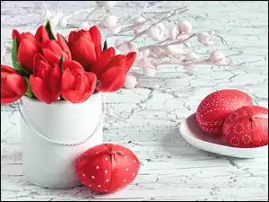 Czerwone pisanki przy wazoniku z tulipanami