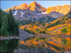 Szczyty Maroon Bells, Góry Skaliste, Drzewa, Stany Zjednoczone, Jezioro Maroon Lake, Stan Kolorado