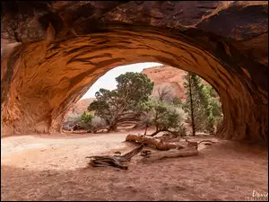 Skalna grota w Parku Narodowym Arches w Utah