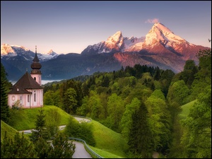Alpy Salzburskie w Bawarii z kościołem i lasem porastającym góry