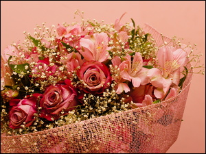 Bukiet kwiatków w siatce florystycznej