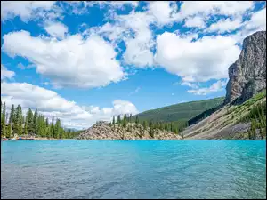 Góry, Jezioro Moraine, Kanada, Park Narodowy Banff, Prowincja Alberta, Chmury, Drzewa