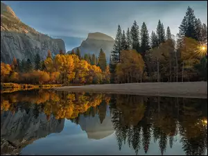 Kamienie, Stany Zjednoczone, Góry Sierra Nevada, Drzewa, Kalifornia, Rzeka Merced, Promienie słońca, Park Narodowy Yosemite