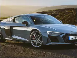 Audi R8 na tle wzgórz