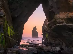 Grota skalna na wybrzeżu w New Plymouth w Nowej Zelandii