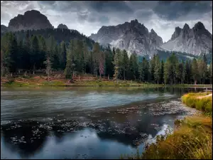 Włochy, Drzewa, Chmury, Masyw Tre Cime di Lavaredo, Antorno Lake, Jezioro, Góry, Mostek, Dolomity, Prowincja Belluno