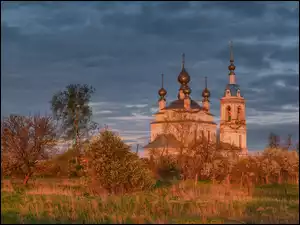 Cerkiew w Savinskoye wśród jesiennej roślinności