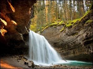 Wodospad na rzece Johnston Creek w parku narodowym Banff