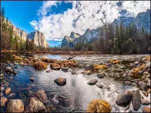 Chmury, Merced River, Kamienie, Rzeka, Kalifornia, Stany Zjednoczone, Góry, Park Narodowy Yosemite, Sierra Nevada, Drzewa