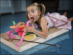 Dziewczynka złapana w łapkę na myszy zajadająca słodycze