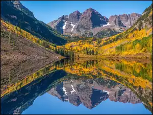 Szczyty Maroon Bells, Jezioro Maroon Lake, Stany Zjednoczone, Góry Skaliste, Stan Kolorado, Drzewa, Jesień