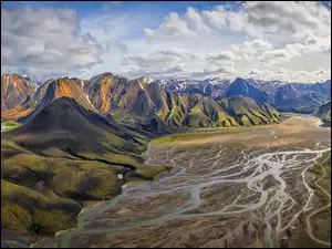 Rozgałęziona rzeka w dolinie wulkanicznych skał w Islandii