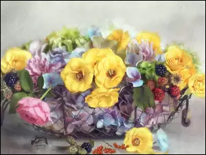 Kolorowe kwiaty i jeżyny w drucianym koszyku
