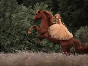 Koń, Dziewczynka, Tiulowa, Sukienka