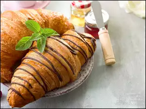 Dwa croissanty na talerzyku