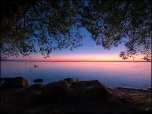 Zachód słońca, Jezioro, Drzewo, Kamienie