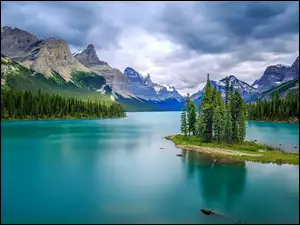 Kanada, Góry, Prowincja Alberta, Drzewa, Chmury, Jezioro, Maligne Lake, Park Narodowy Jasper, Wyspa Duchów