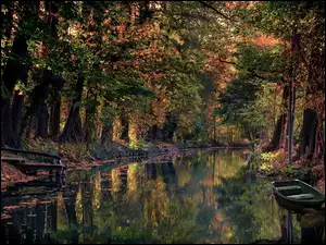 Jesienny krajobraz nad kanałem
