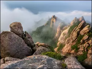 Skały nad zamglonymi górami Góry Wolchulsan w Korei Południowej