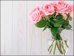 Bukiet różowych róż w szklanym wazonie
