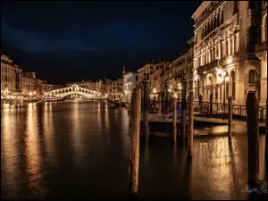 Most Rialto nad Canal Grande w Wenecji nocą