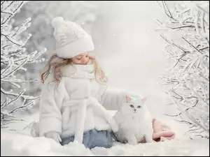 Dziewczyna i kotek w śniegu