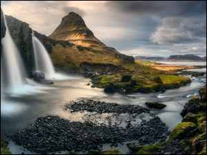 Półwysep Snaefellsnes, Islandia, Wodospad Kirkjufellsfoss, Chmury, Góra Kirkjufell, Rzeka