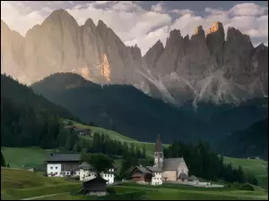 Kościół, Dolomity, Lasy, Włochy, Domy, Góry, Wieś, Drzewa, Masyw Odle, Santa Maddalena, Dolina Val di Funes, Chmury