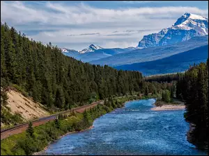 Las, Rzeka, Tory kolejowe, Bow River, Ośnieżone, Alberta, Drzewa, Góry Skaliste, Park Narodowy Banff, Szczyty, Kanada
