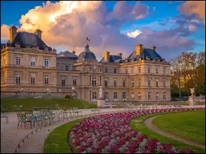 Rabaty z kwiatami w ogrodzie pałacu Luksemburskiego w Paryżu