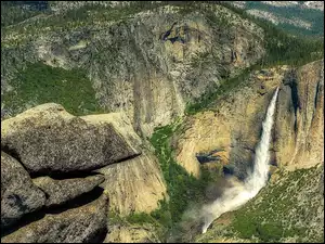 Stany Zjednoczone, Yosemite Falls, Kalifornia, Skały, Świerki, Park Narodowy Yosemite, Góry, Wodospad, Sierra Nevada