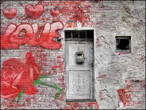 Graffiti na ścianie z LOVE sercami i różą