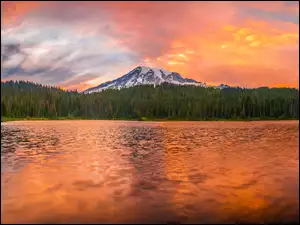 Jezioro i stratowulkan Mount Rainier