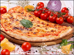Pizza i pomidory na gałązce