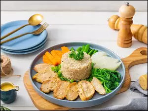 Ryż z mięsem i warzywami na talerzu