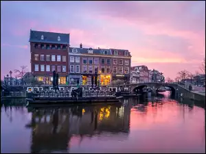 Restauracja na barce na kanale w Amsterdamie
