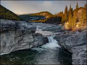 Rzeka i Wodospad Elbow Falls w Albercie w Kanadzie