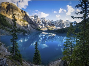 Świerki, Moraine Lake, Odbicie, Jezioro, Park Narodowy Banff, Kanada, Góry, Prowincja Alberta, Chmury, Drzewa
