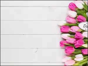 Bukiet tulipanów z podziękowaniem na deskach