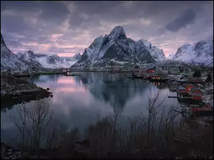 Lofoty, Wieś Reine, Chmury, Norwegia, Góry, Domy, Morze Norweskie