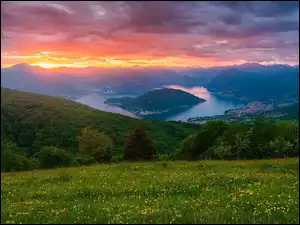 Góry, Dolina Val Camonica, Domy, Las, Jezioro, Zachód słońca, Alpy Lombardzkie, Włochy, Drzewa, Lake Iseo, Chmury